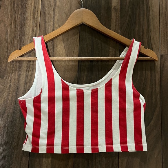 Size medium red and white H&M (Divided) cropped tank top - Picture 2 of 3